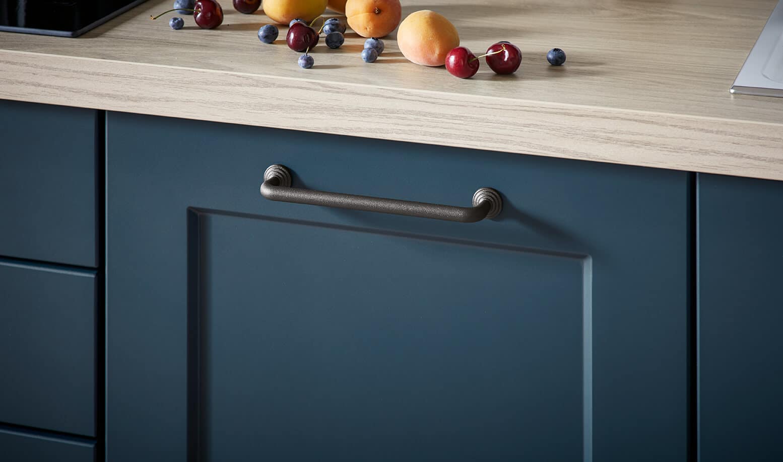 Schueller-L-Kueche-im-Landhausstil_Griff-418