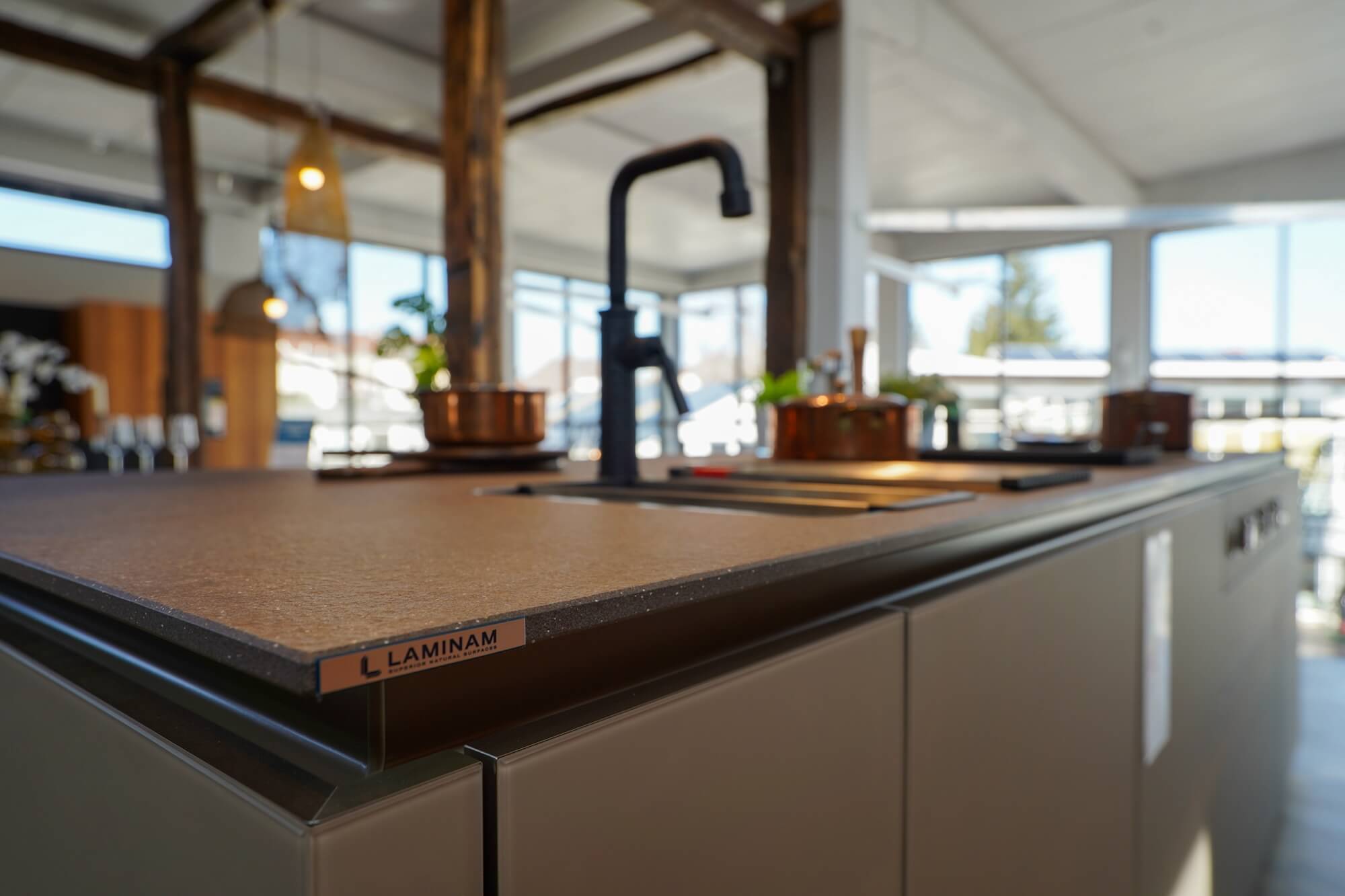 next125 Design Inselküche Grau matt mit Natursteinarbeitsplatte