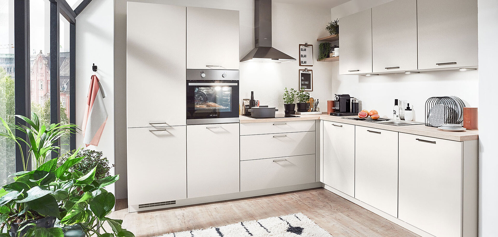 Nobilia Touch klassische L-Kueche Magnolia supermatt