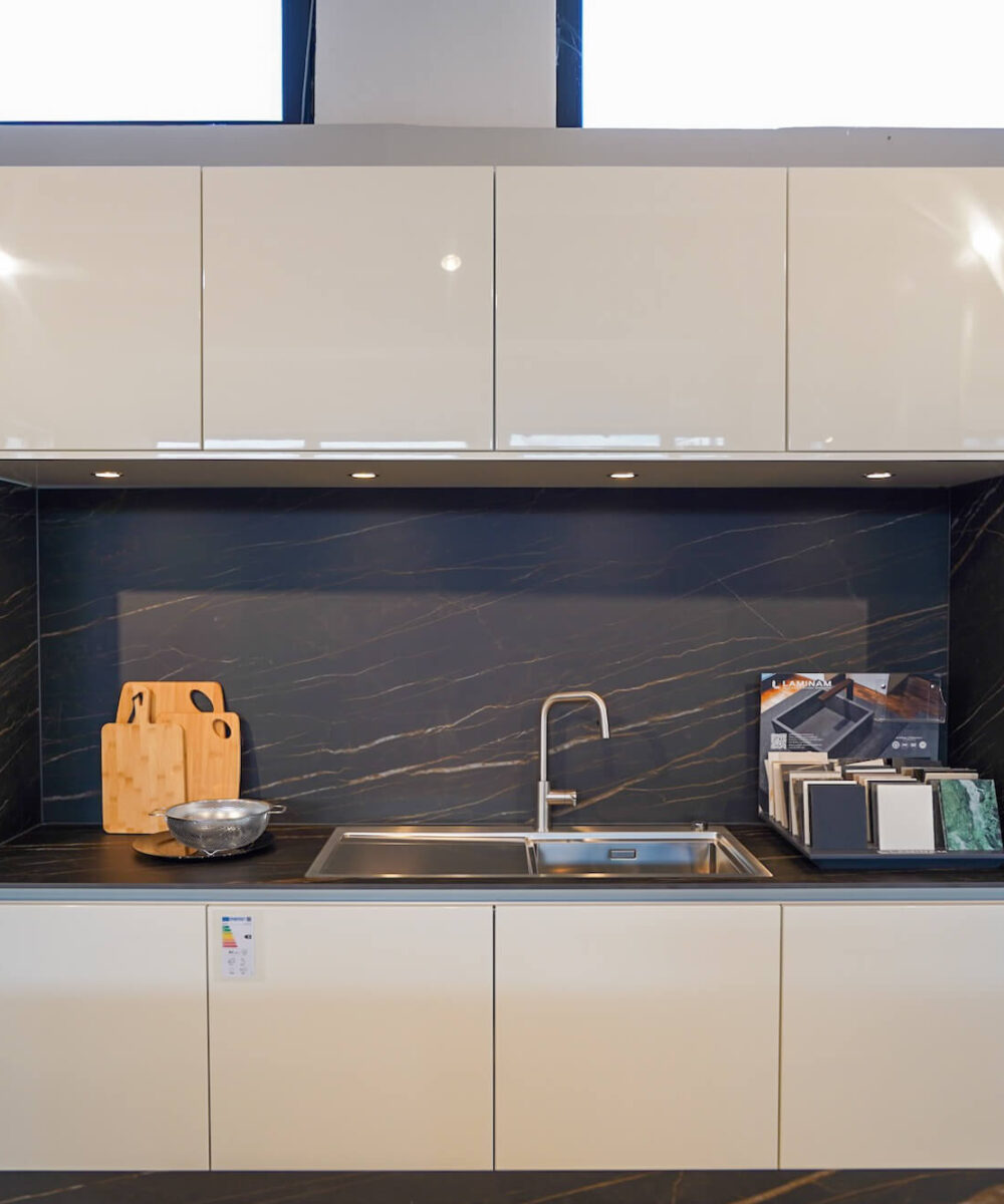 Schüller Einbauküche Gala Brilliantweiss mit Laminam Arbeitsplatte