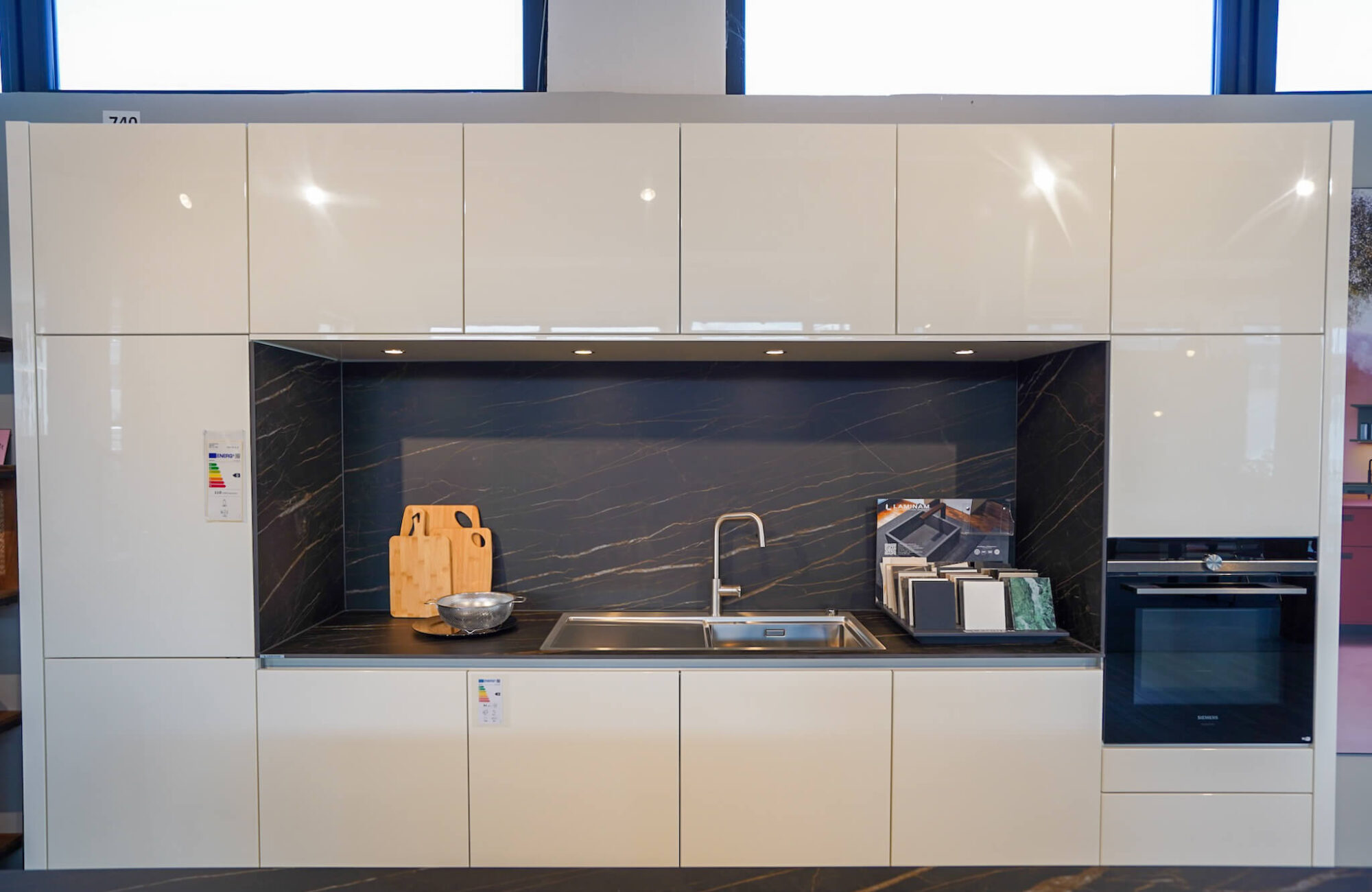 Schüller Einbauküche Gala Brilliantweiss mit Laminam Arbeitsplatte