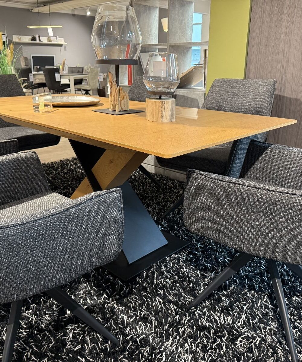 Tisch mit Synchronauszug Global Family Dinner