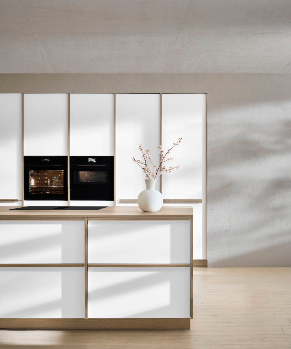 Nobilia-Inselkueche-modern-Weiss-Japandi-Stil