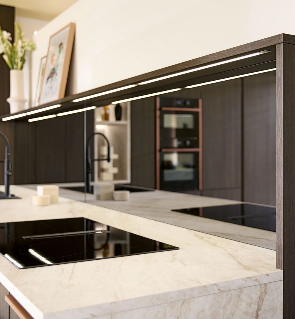 Schüller Designküche Eiche dunkel mit Marmorarbeitsplatte