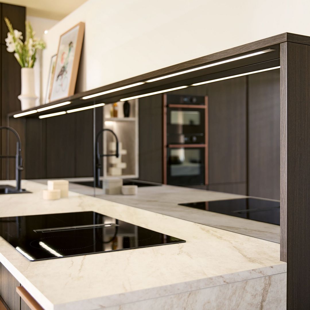 Schüller Designküche Eiche dunkel mit Marmorarbeitsplatte