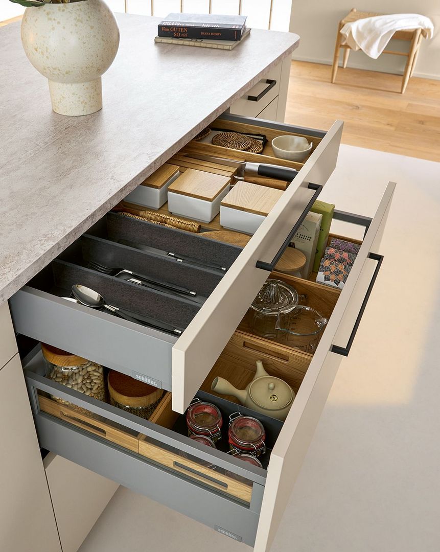 Schueller-Salona-moderne-Inselkueche-Sandgrau-Auszuege