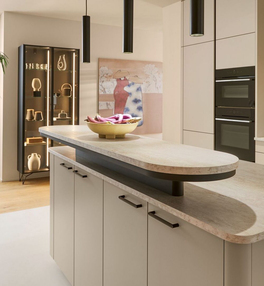 Schueller-Salona-moderne-Inselkueche-und-abgerundetem-Barboard