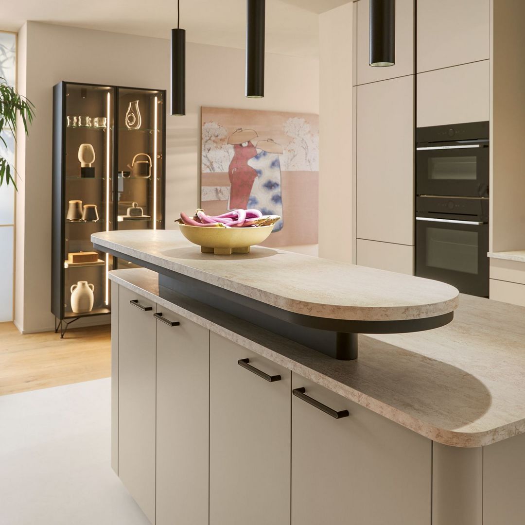 Schueller-Salona-moderne-Inselkueche-und-abgerundetem-Barboard