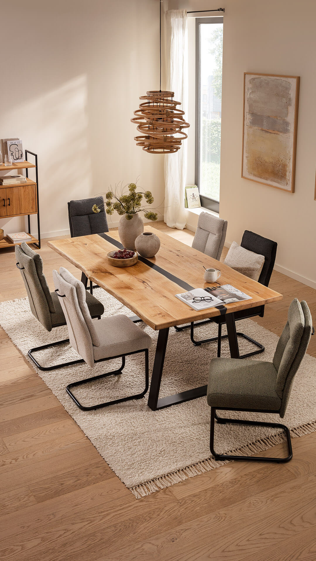 natura-home-kima-esstisch-und-ravina-freischwinger