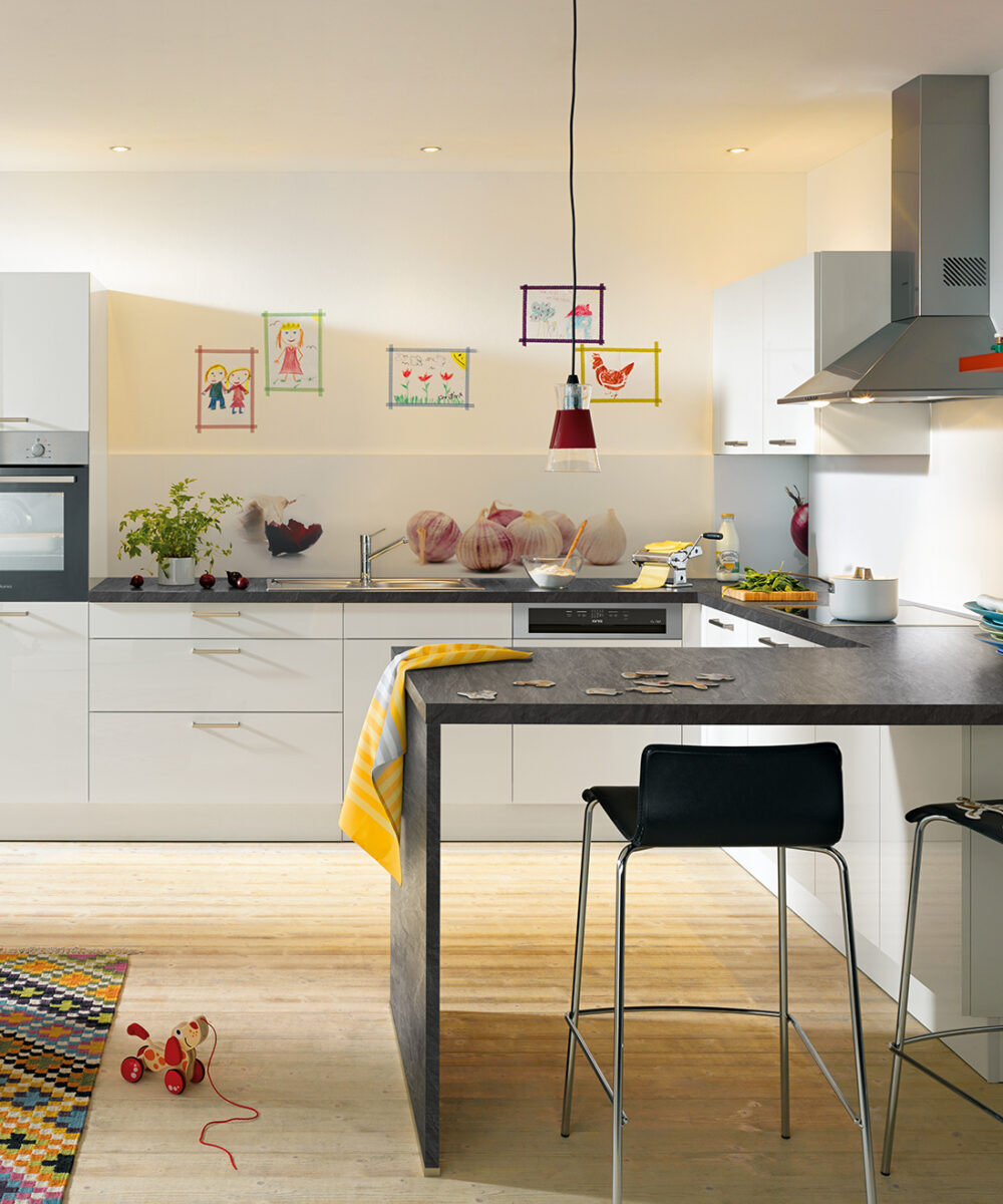 Schueller klassische L-Kueche mit Tresen