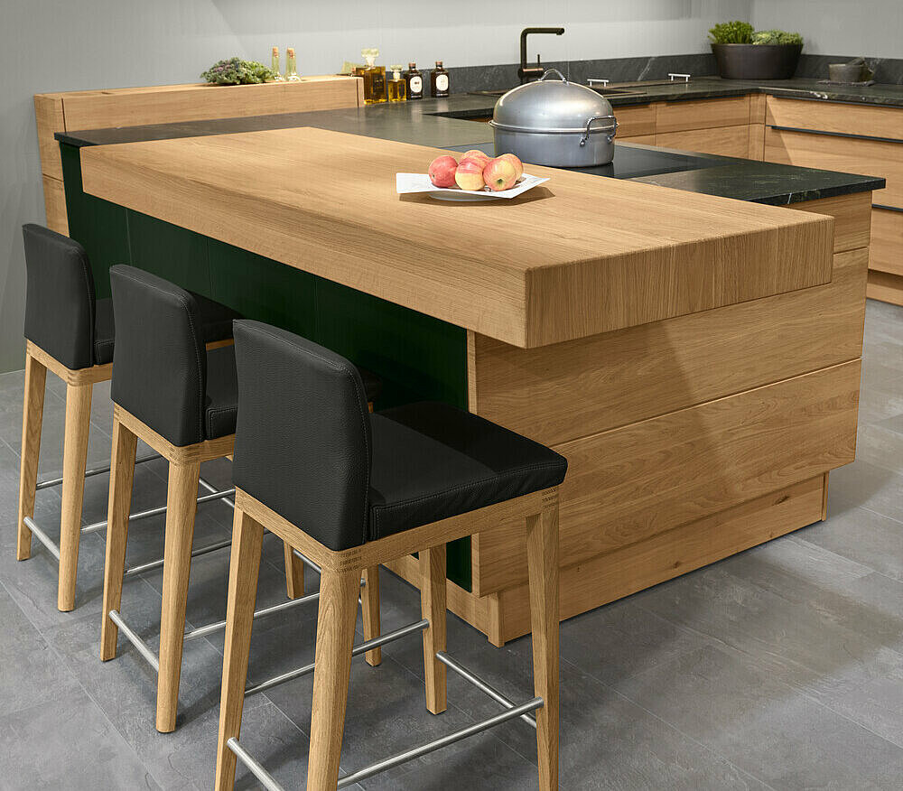 Decker-Bergamo-moderne-U-Kueche-Massivholz-mit-Tresen