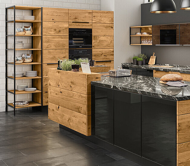 Decker-Design-Inselkueche-Massivholz-Glasfronten
