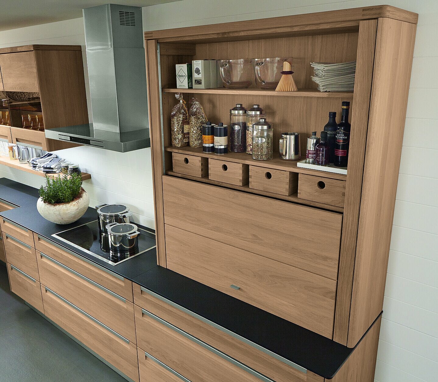 Decker-Vicenca-moderne-Massivholzkueche-Schrank