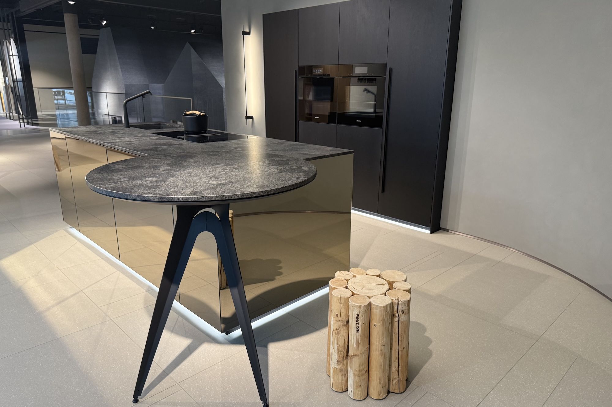 next125-open-days-2025-designerinsel-gold-bronze-skulpturbein