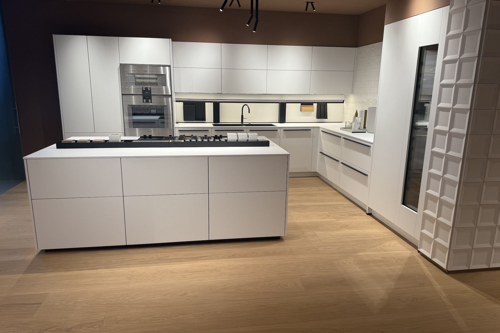 next125-open-days-2025-inselkueche-weiss-holzboden