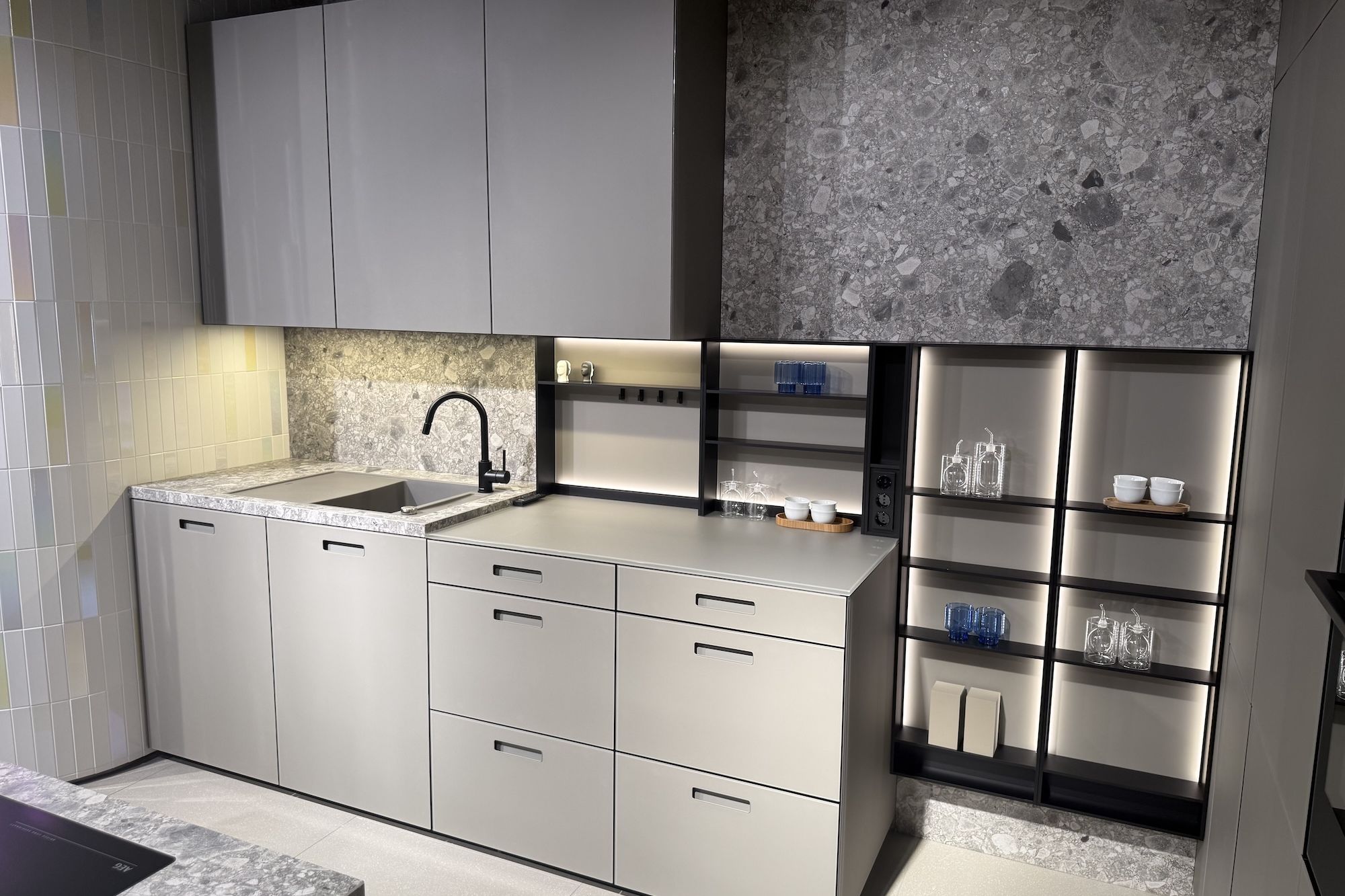 next125-open-days-2025-spuelbereich-metallregale-detail