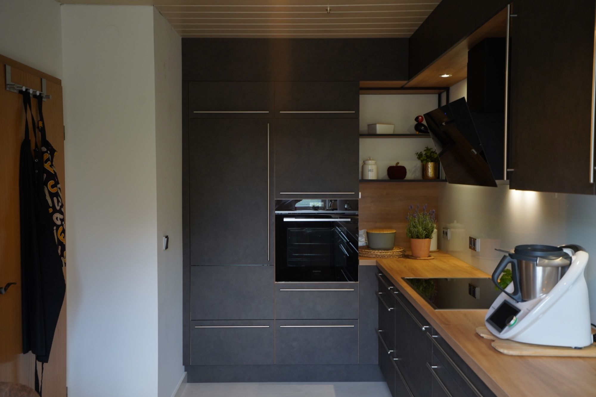 referenzkueche-l-form-modern-grau-hochschrank-backofen