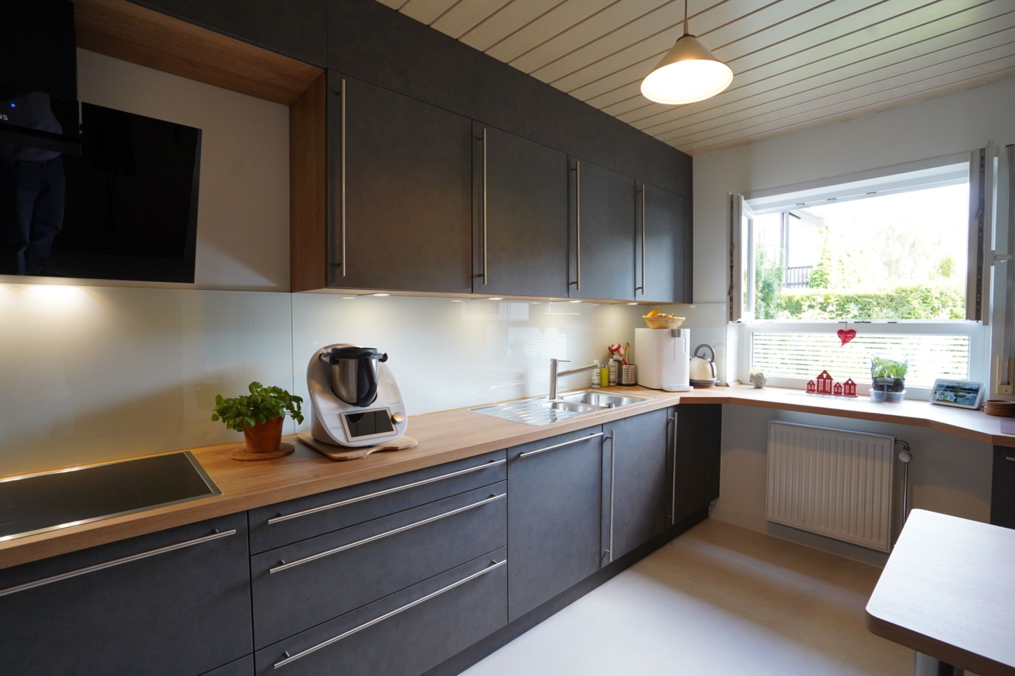 referenzkueche-l-form-modern-grau-holz-glasrueckwand