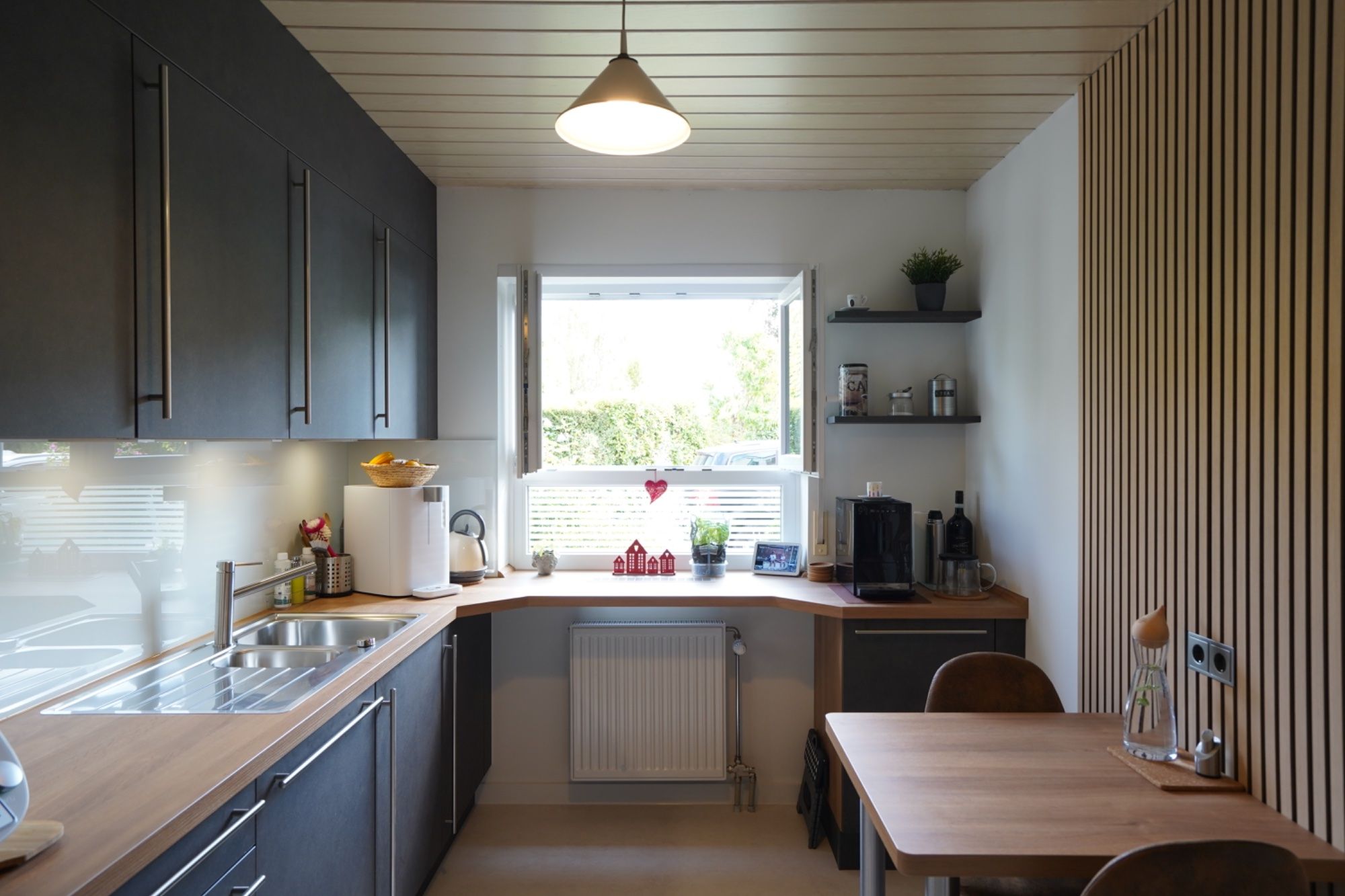 referenzkueche-l-form-modern-grau-lamellenwand-essplatz