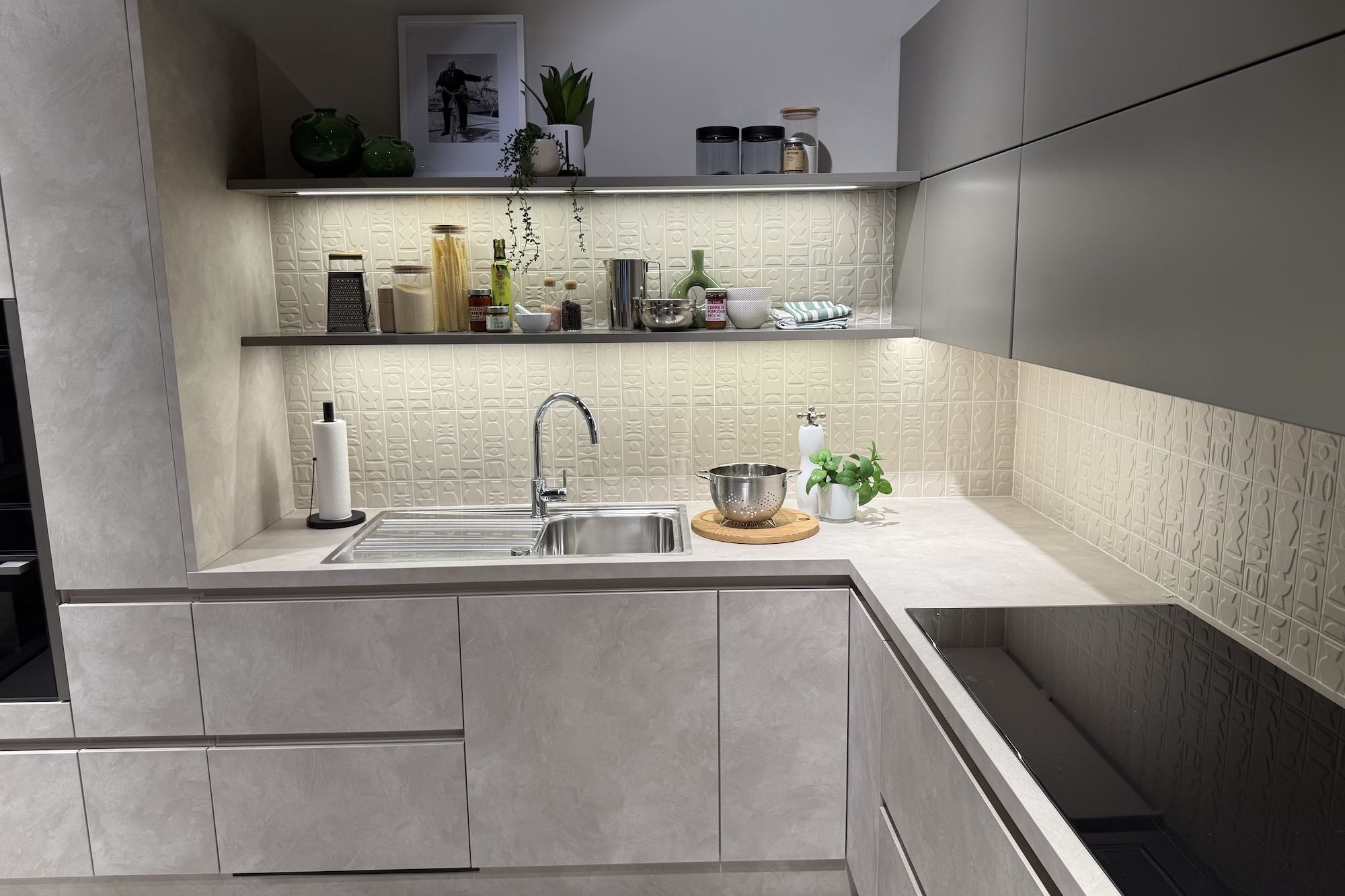 schueller-open-days-2025-betonoptik-kueche-schweberegale