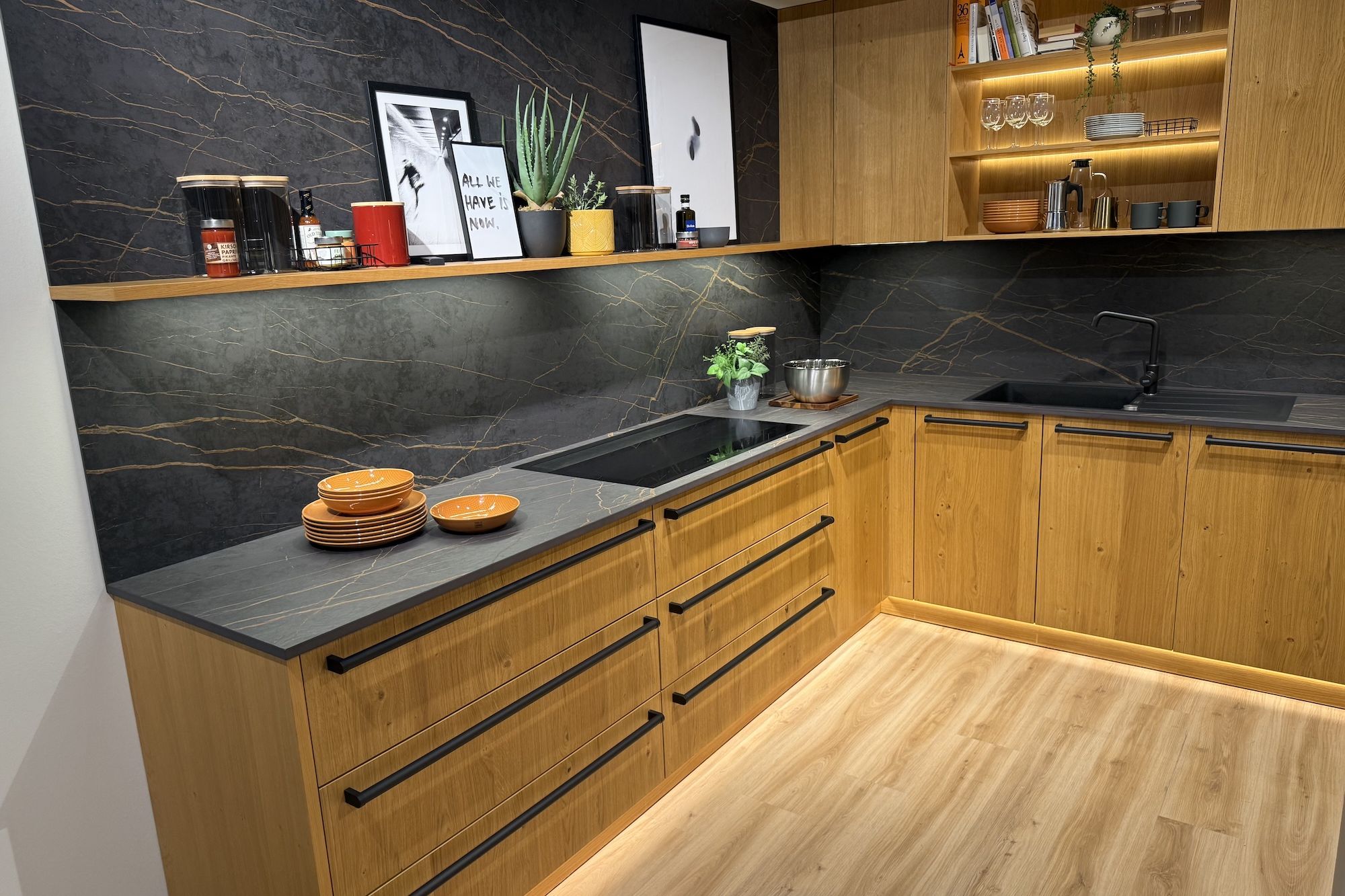 schueller-open-days-2025-holzfront-kueche-marmor-rueckwand