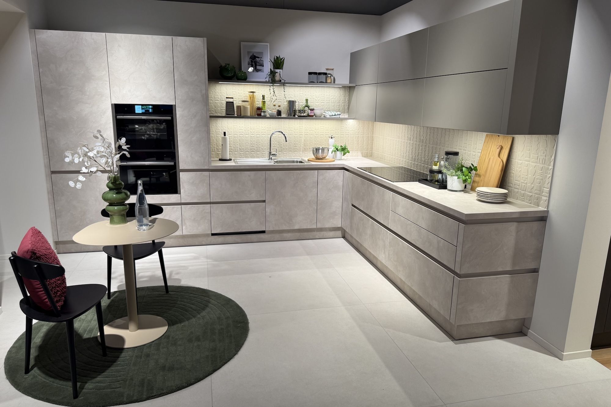 schueller-open-days-2025-l-kueche-betonoptik-hell