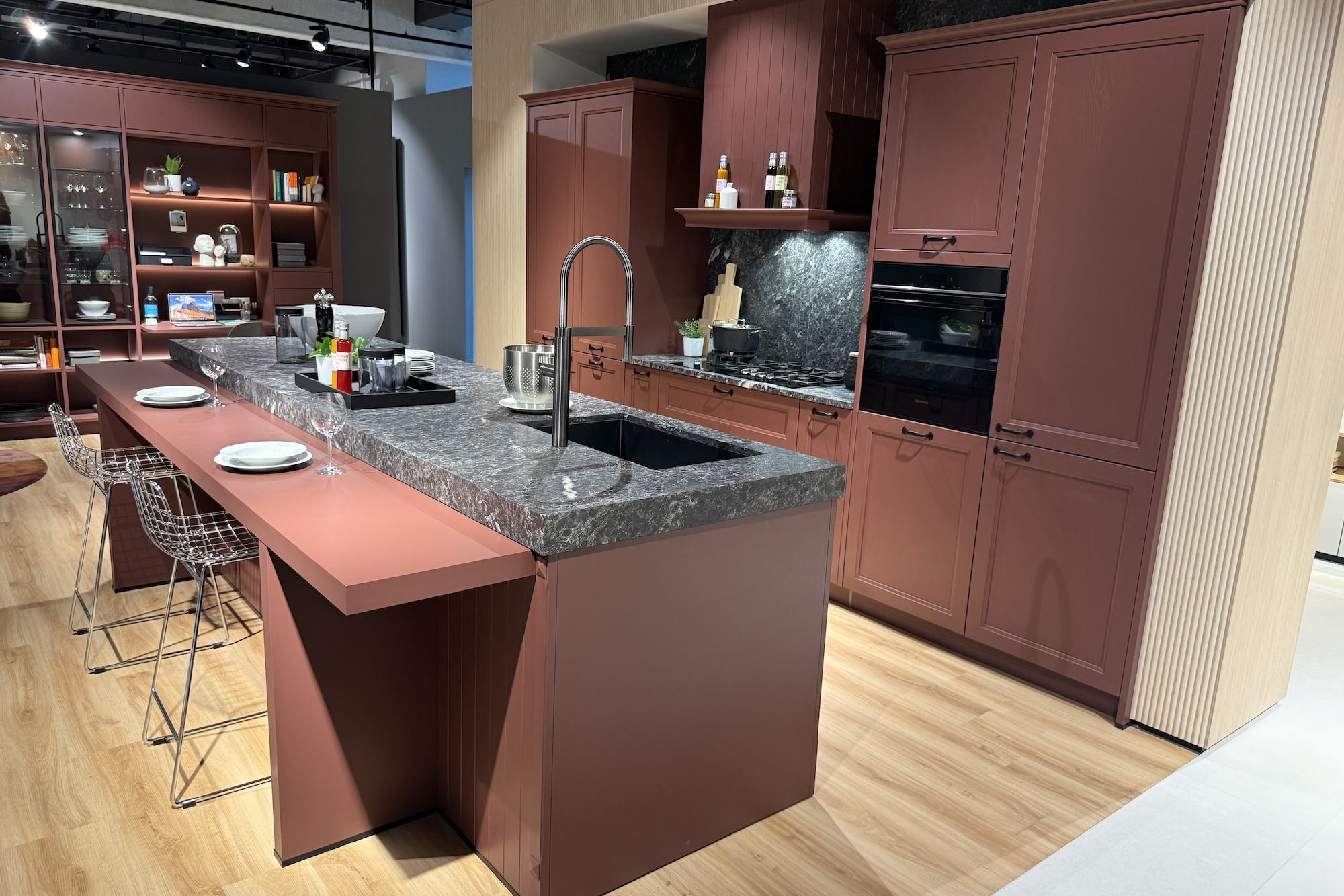 schueller-open-days-2025-landhauskueche-terracotta-insel