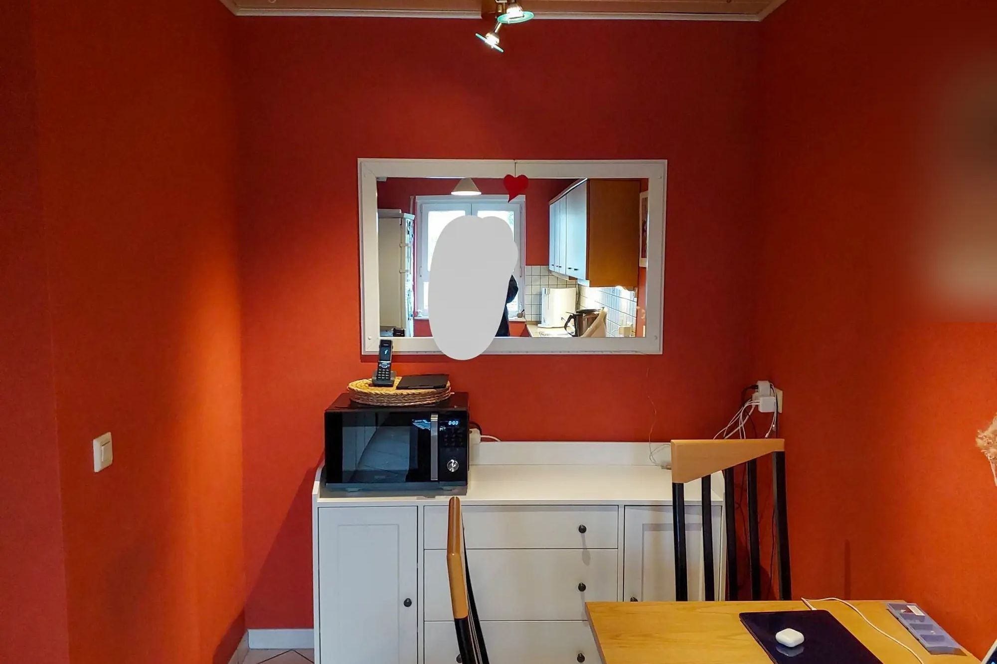 vorher-kueche-alt-weiss-rot-essbereich-durchreiche