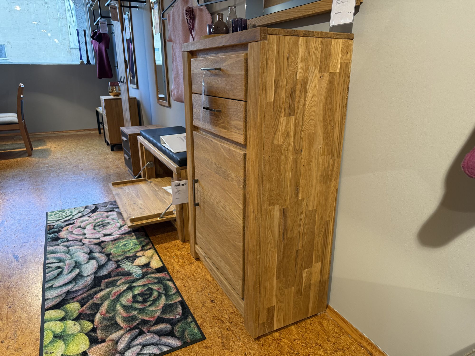 garderobe-farmingdale-wildeiche-schuhkommode-detail