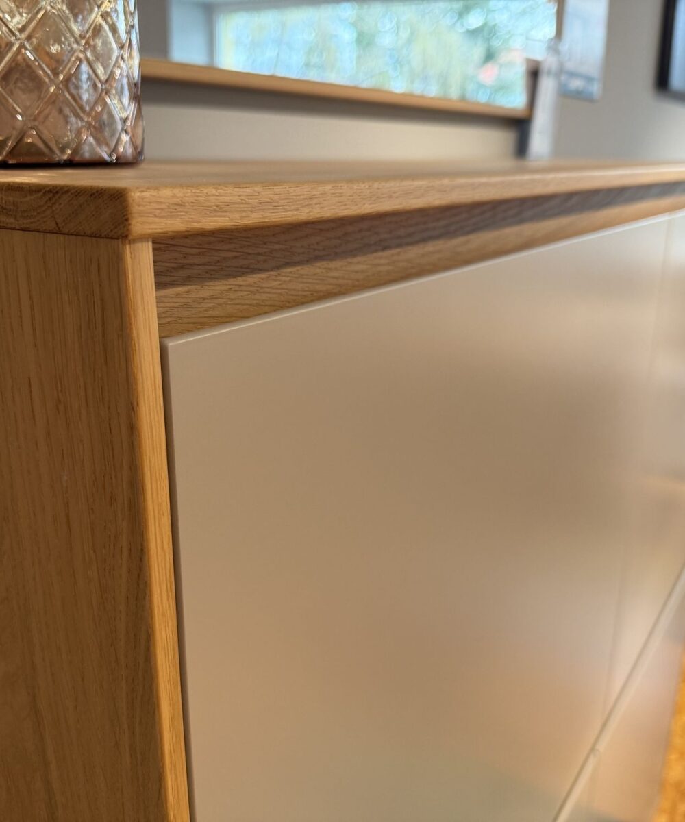 garderobe-v100-eiche-weiss-griffmulde-detail