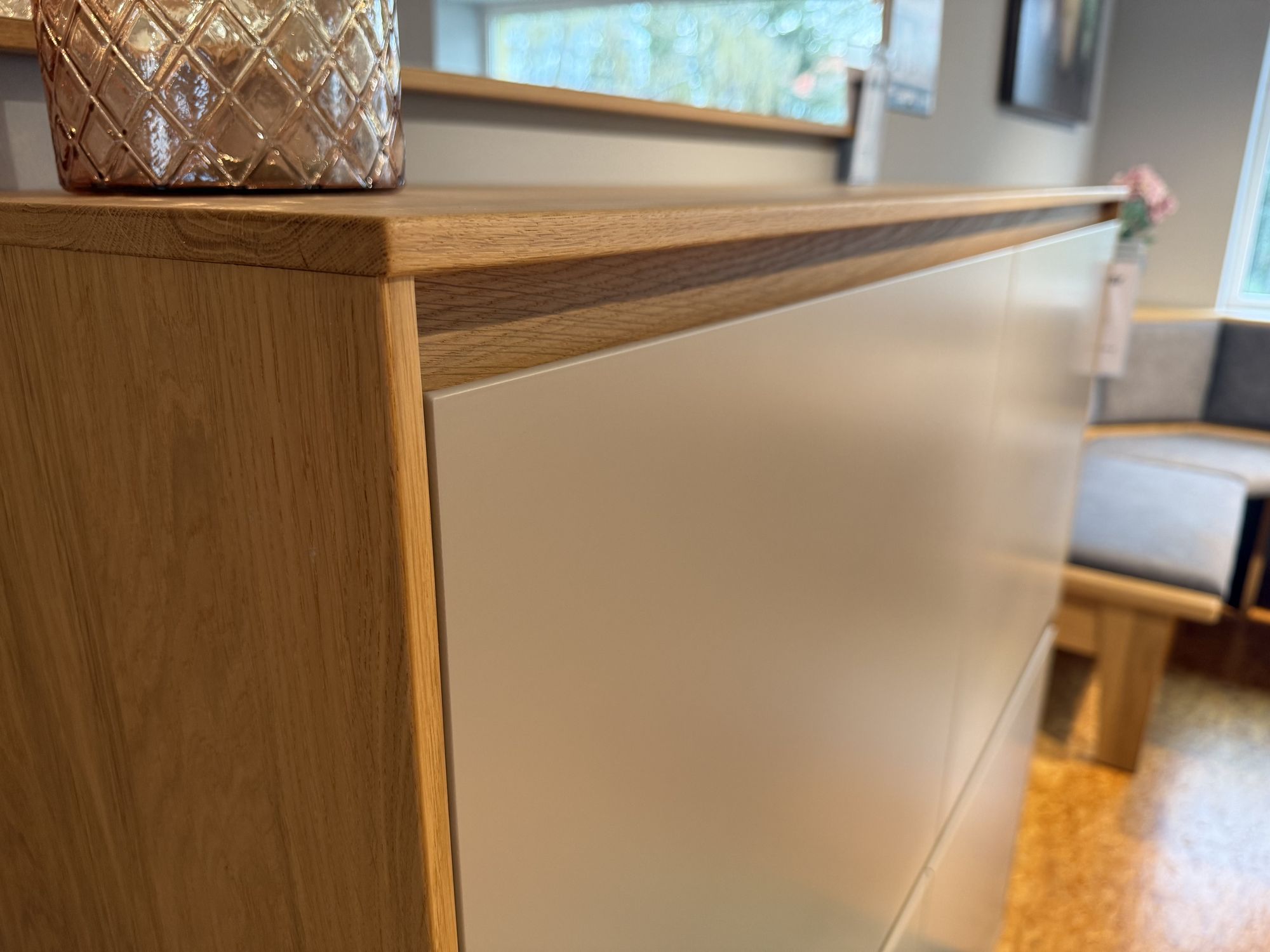 garderobe-v100-eiche-weiss-griffmulde-detail