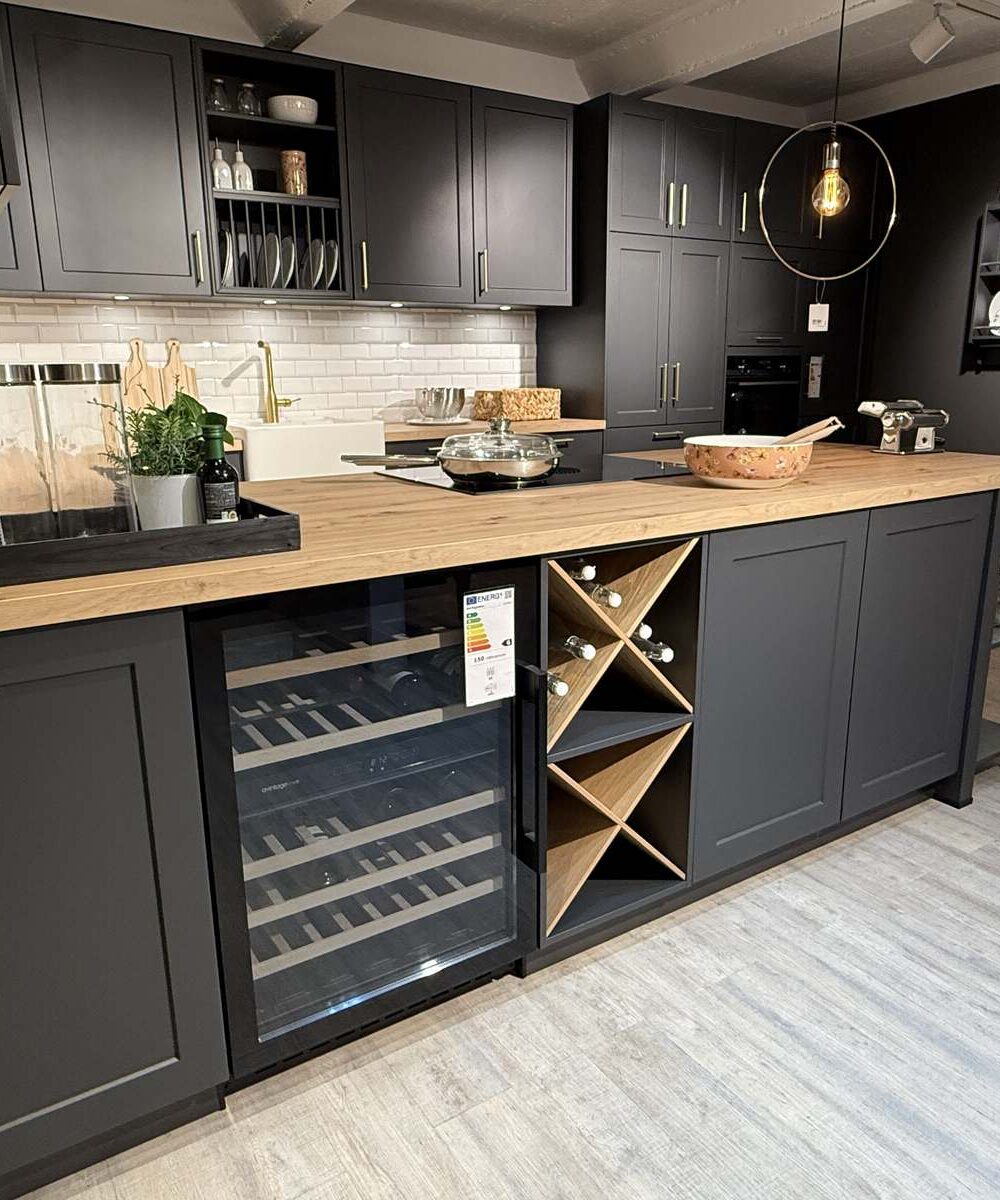 schueller-einbaukueche-landhaus-kochinsel-mit-weinkuehlschrank-frontansicht Schüller Einbauküche Landhaus