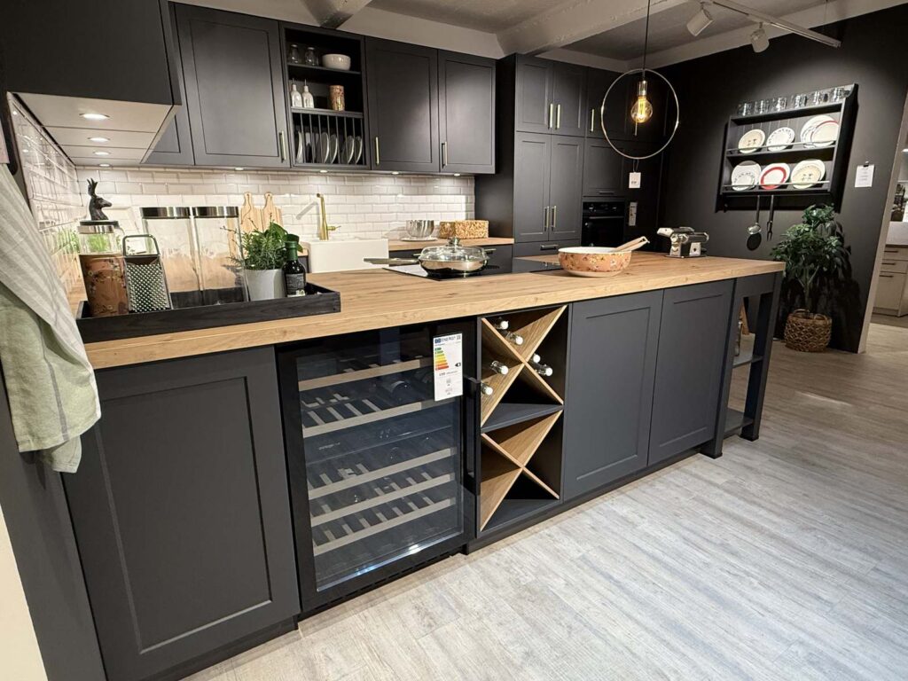 schueller-einbaukueche-landhaus-kochinsel-mit-weinkuehlschrank-frontansicht Schüller Einbauküche Landhaus