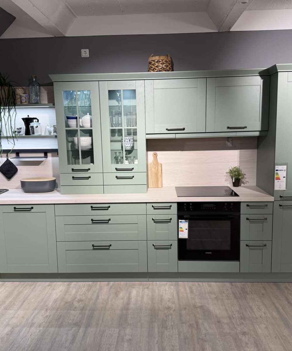 schueller-kueche-casa-landhaus-salbeigruen-hauptzeile-frontansicht