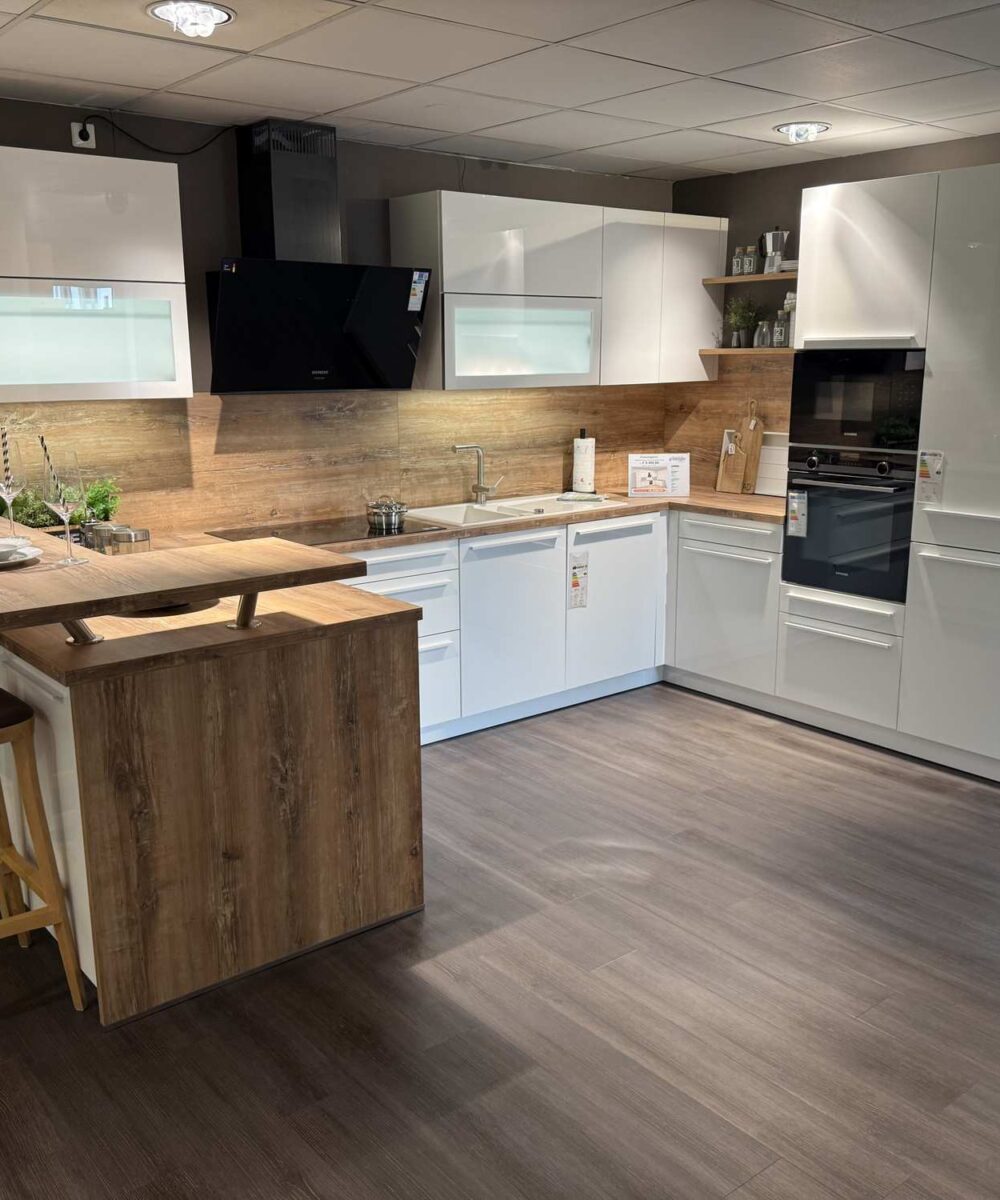 schueller-kueche-uni-gloss-kristallweiss-hochglanz-gesamtansicht-u-form Schüller Küche Uni Gloss Kristallweiß Hochglanz