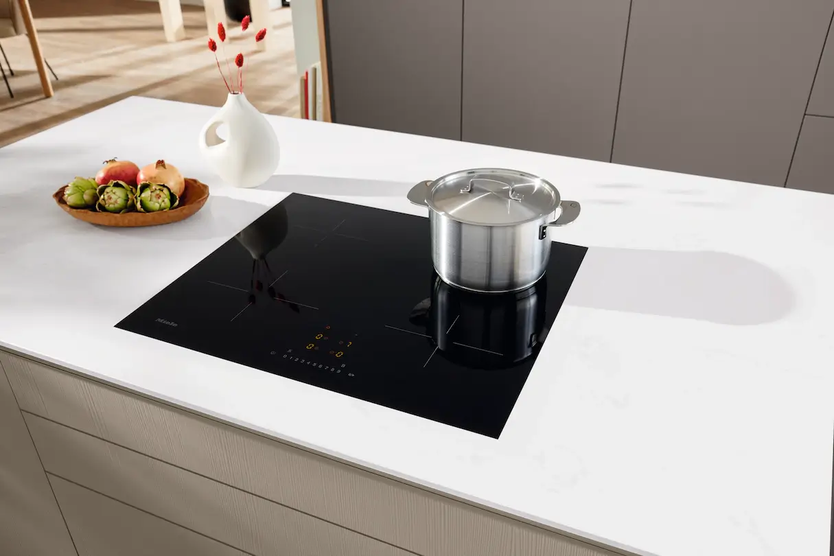 Miele-Induktionskochfeld-mit-Topf.png Kochfelder