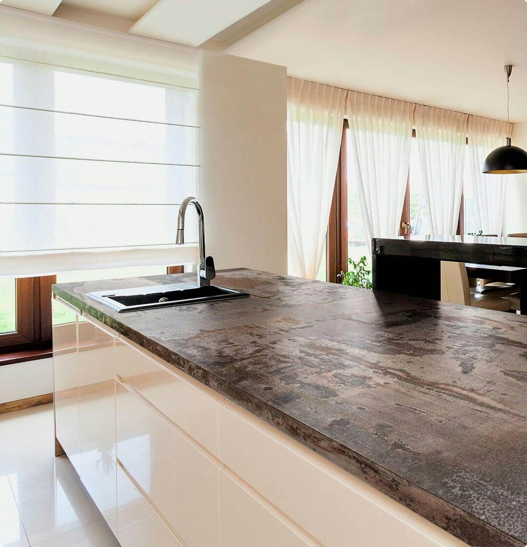 Cosentino-Dekton-Arbeitsplatte-Urban-Style-auf-Kuecheninsel