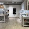 schueller-con-cameo-muschelweiss-einbaukueche-landhaus-raumansicht-esstheke