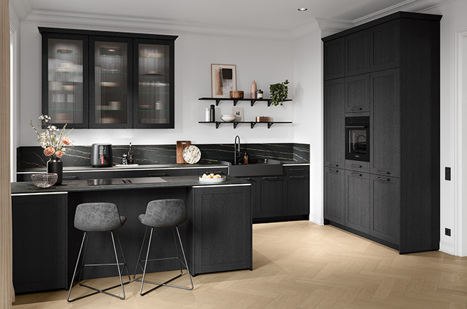 Schwarze Nobilia Landhausküche mit Holzstruktur und schwarzem Backofen in der Hochschrankwand