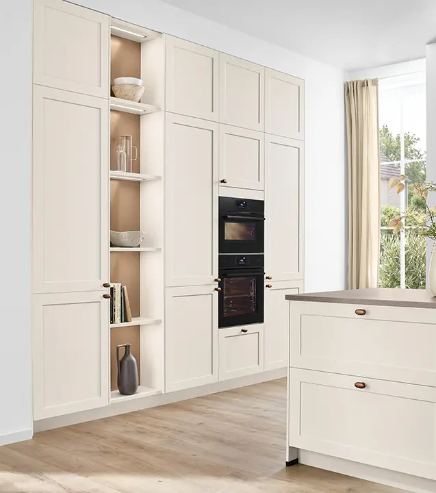 Landhausküche mit Rahmenfronten NORDIC 793 in Magnolia, Hochschränken, Backofen und offenem Regal