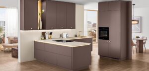 Nobilia Küche mit Kücheninsel und Hochschränken in Berry matt mit Anti-Fingerprint-Oberfläche