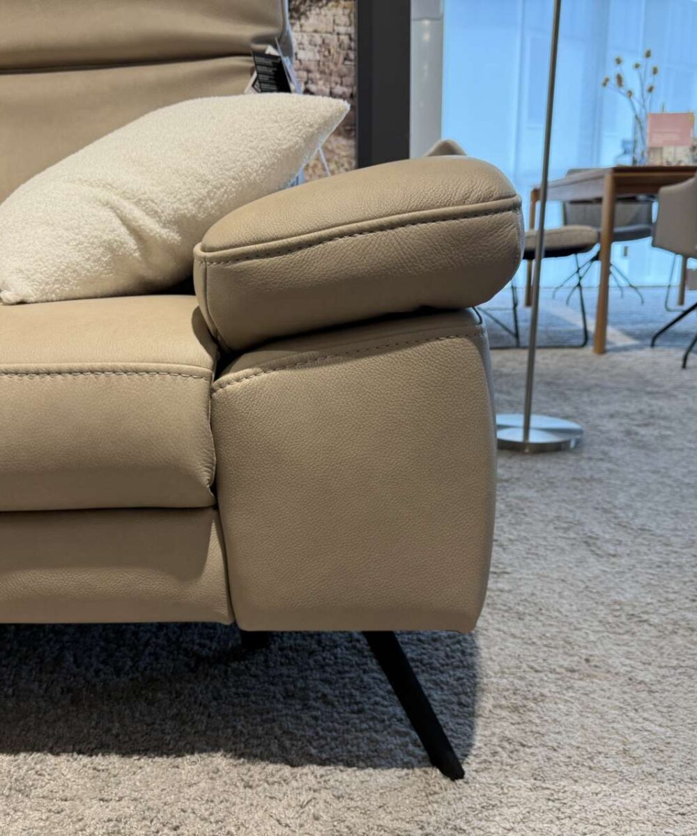 Ledersofa Global Rafaela 2.0 mit Relaxfunktion, Armlehne und Kopfteil im Detail