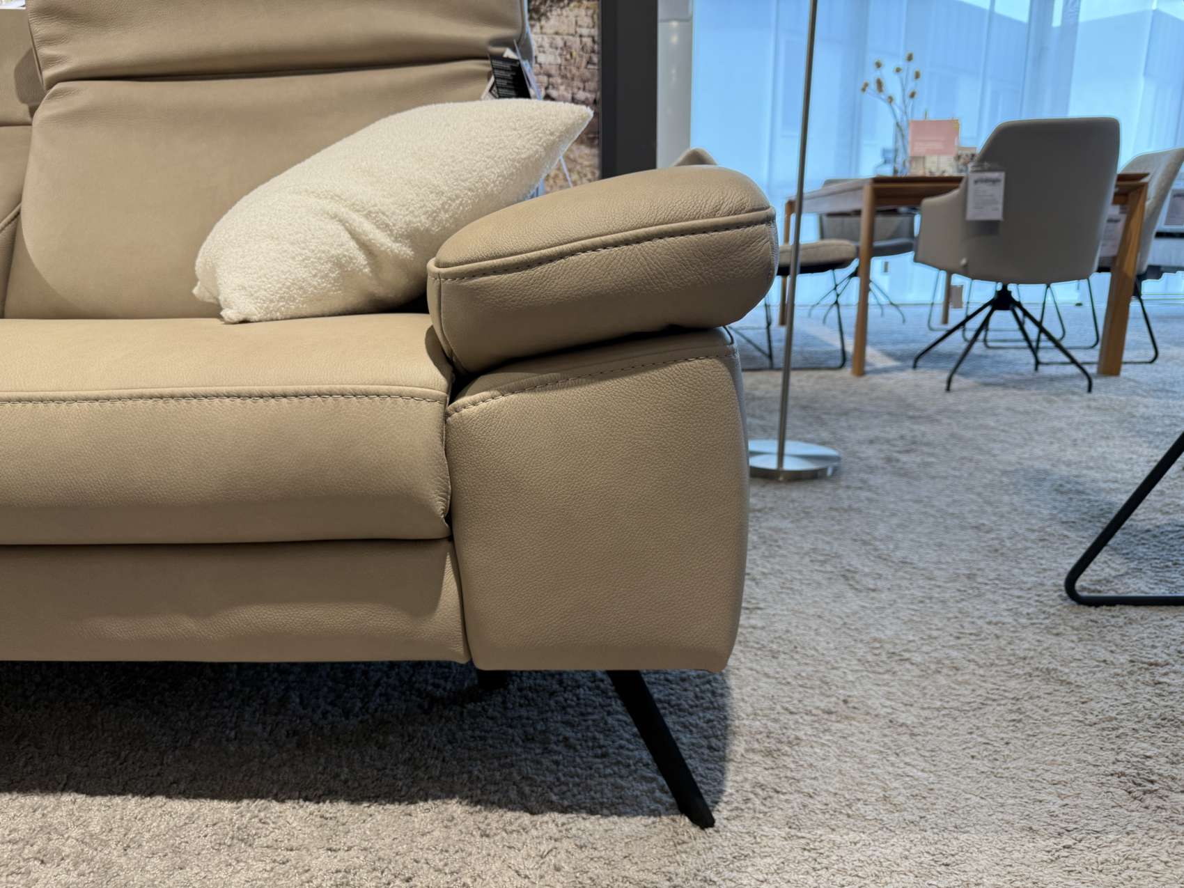 Ledersofa Global Rafaela 2.0 mit Relaxfunktion, Armlehne und Kopfteil im Detail