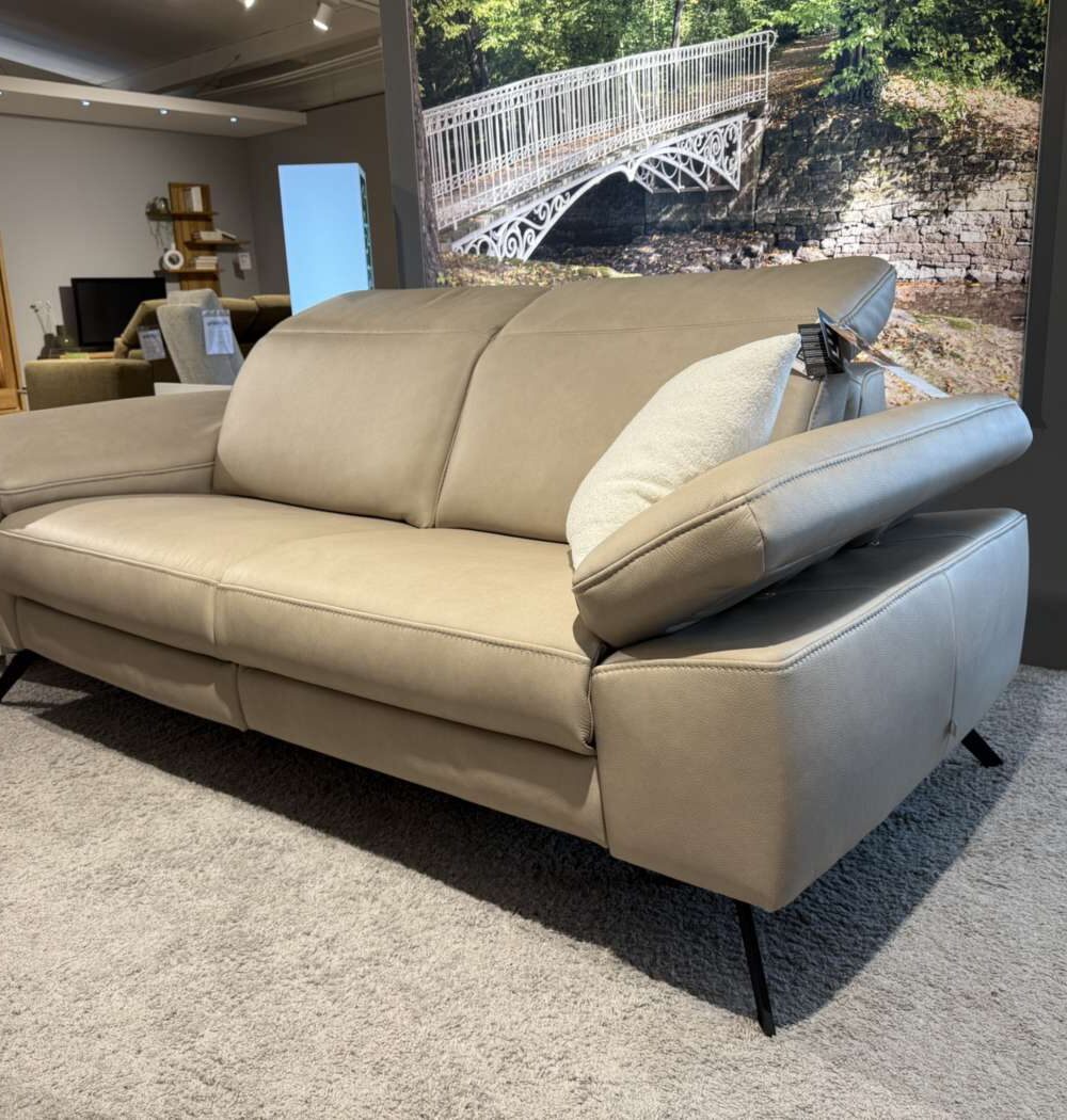 Ledersofa Global Rafaela 2.0 mit Relaxfunktion, Schrägansicht mit verstellbaren Armlehnen