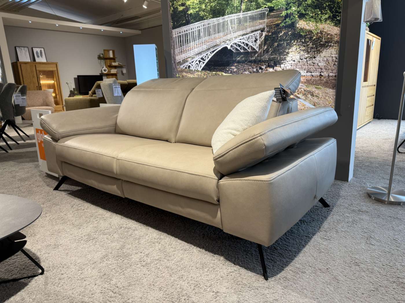 Ledersofa Global Rafaela 2.0 mit Relaxfunktion, Schrägansicht mit verstellbaren Armlehnen
