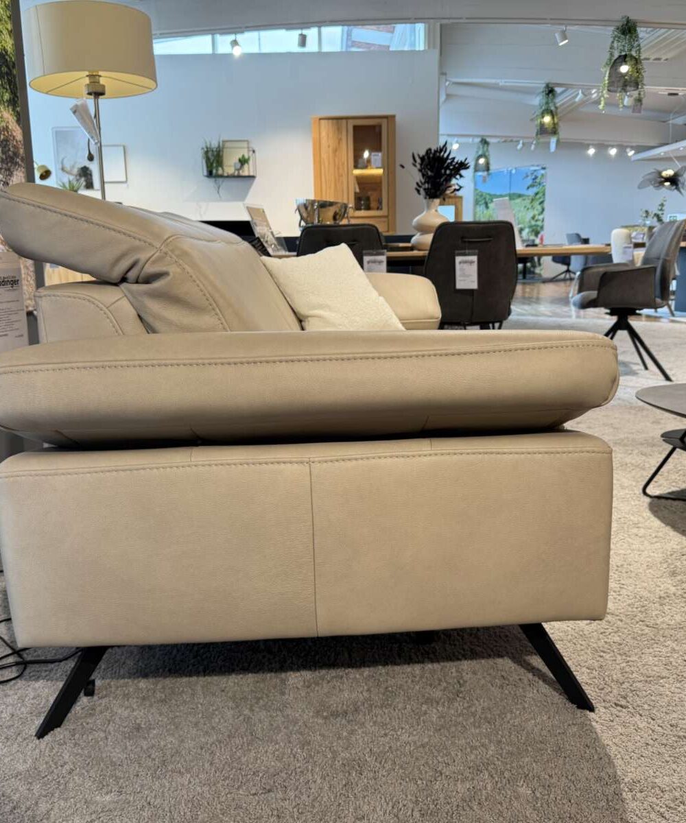 Ledersofa Global Rafaela 2.0 mit Relaxfunktion, Seitenansicht mit schwarzen Metallfüßen