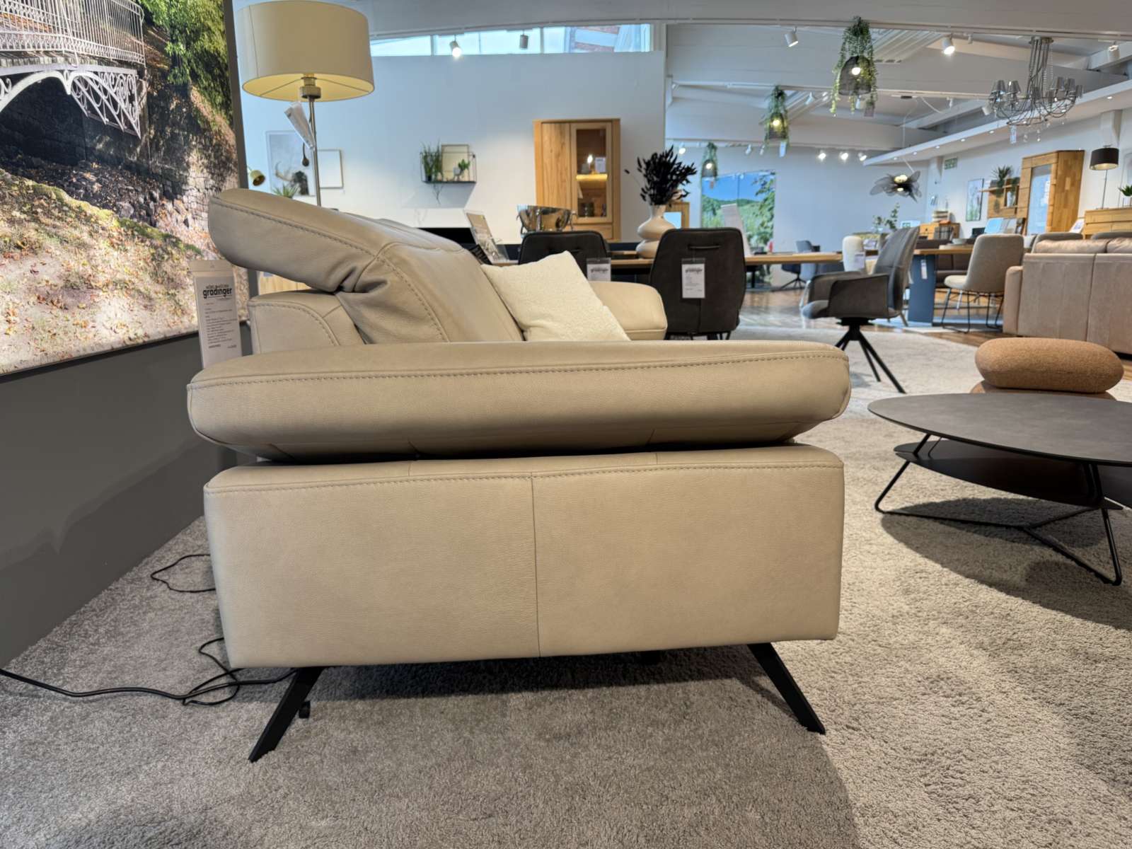 Ledersofa Global Rafaela 2.0 mit Relaxfunktion, Seitenansicht mit schwarzen Metallfüßen
