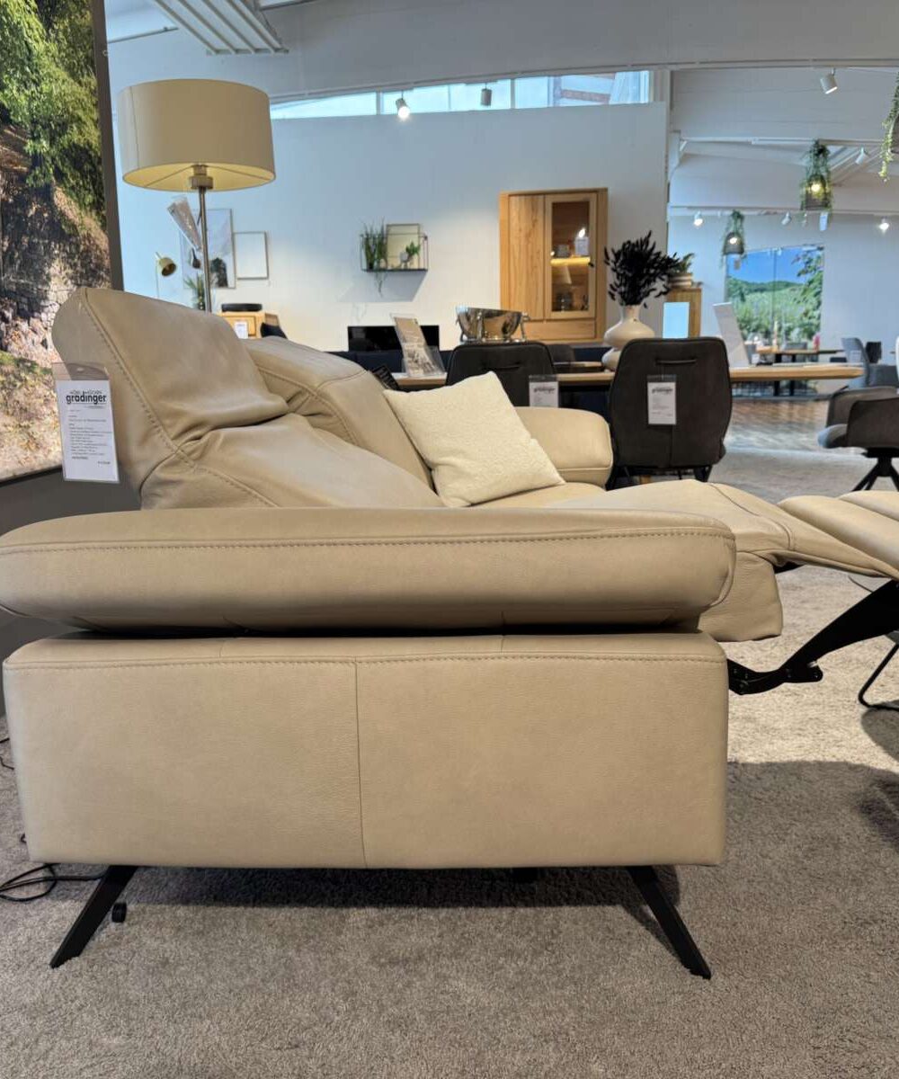 Ledersofa Global Rafaela 2.0 mit Relaxfunktion, Wall-Away-Relaxfunktion in der Seitenansicht
