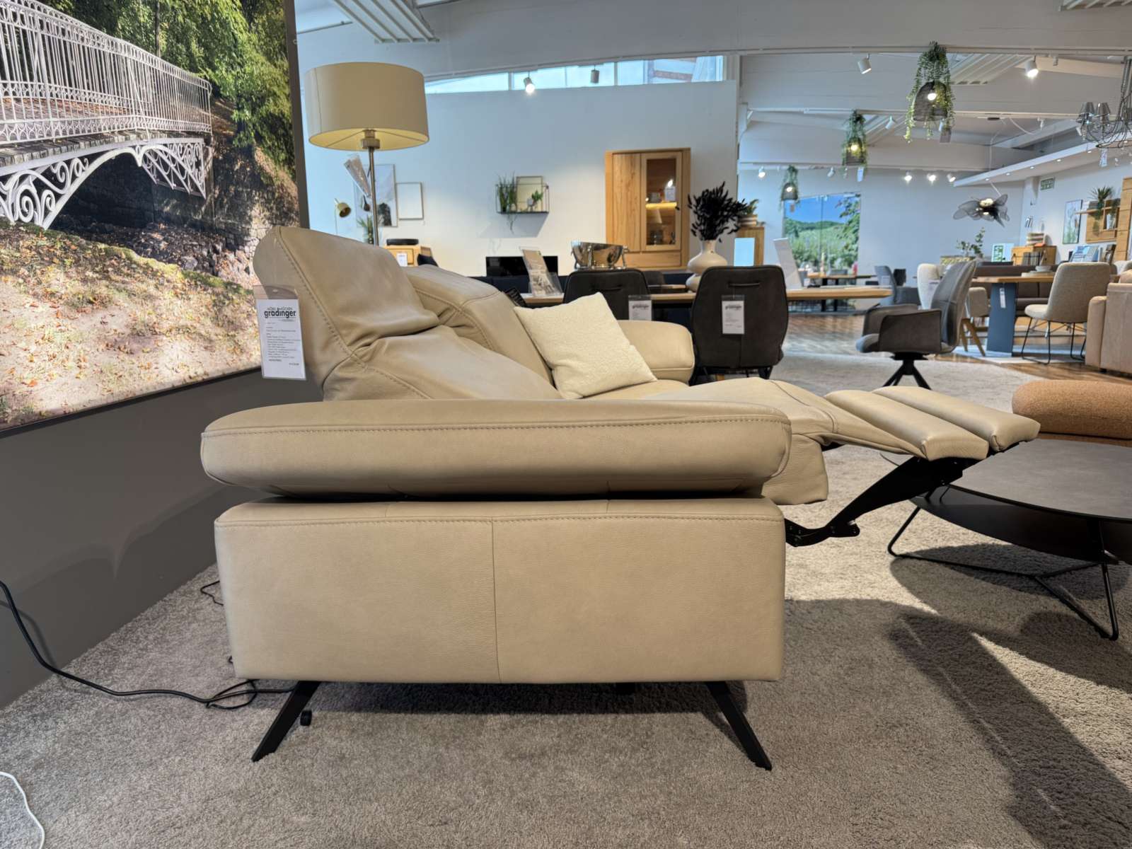 Ledersofa Global Rafaela 2.0 mit Relaxfunktion, Wall-Away-Relaxfunktion in der Seitenansicht