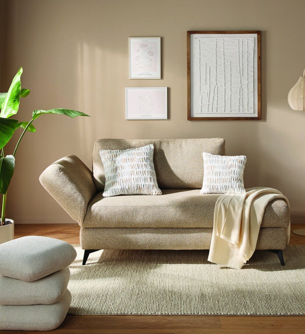 Global Wohnen Schlafsofa Beluso in Stoff grau-beige mit schwarzen Metallfüßen im Wohnzimmer